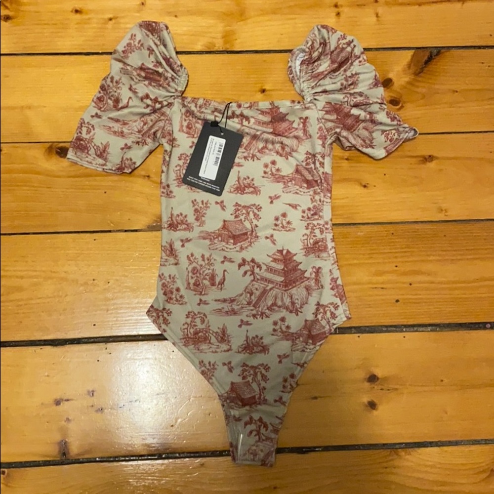 NWT Pretty Little Thing Square Neck Bodysuit - Picture 2 of 4